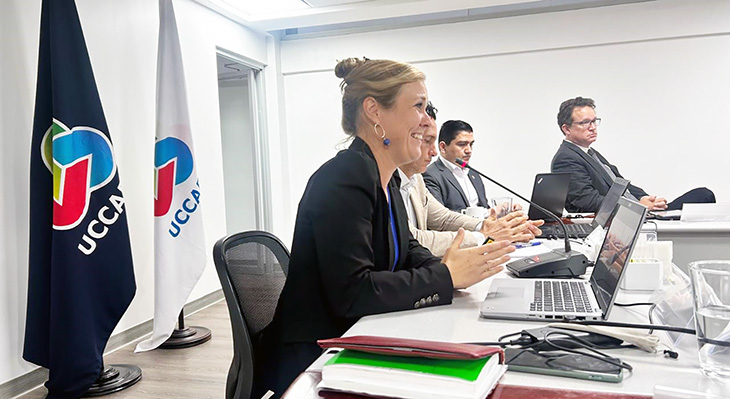 Julia Olesen at the Confederation of Costa Rican Chambers, next to her José Aguilar, Head of Skilled Labour, opposite the President of the AHK, Dirk Niehaus