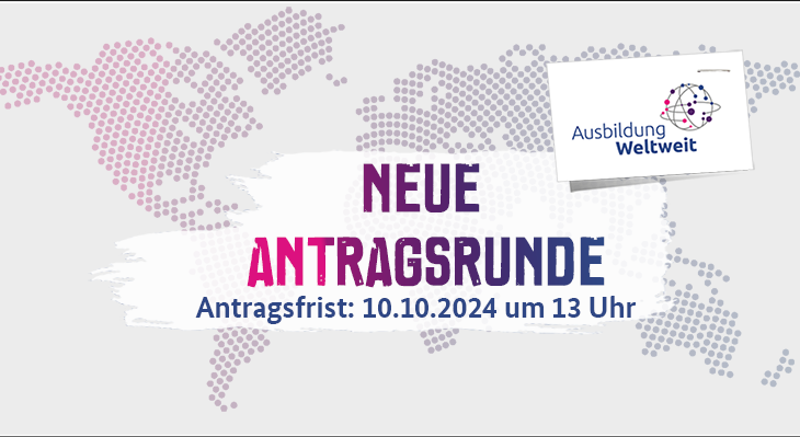 Weltkarte mit der Aufschrift: AusbildungWeltweit. Neue Antragsrunde. Antragsfrist 10.10.2024 um 13 Uhr.