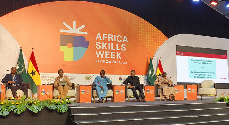 Fünf Sprecher sitzen in Stühlen auf der Bühne der Africa Skills Week 2024.