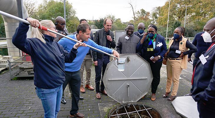 Der Study Visit zur (Ab-)Wasserwirtschaft in der betrieblichen Praxis: Wasserprobeentnahme in der Kläranlage Bonn-Duisdorf